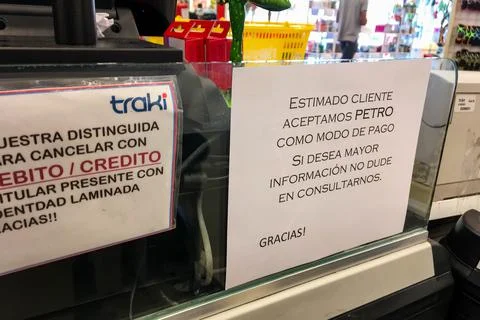 Venezuelan commerces implement the payment with Petro cryptocurrency, Caracas, V Foto stock