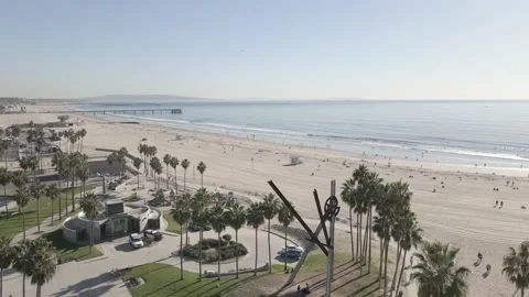Venice Beach Aerial Pull-In Shot Going Towards Beach Video stock 230000204
