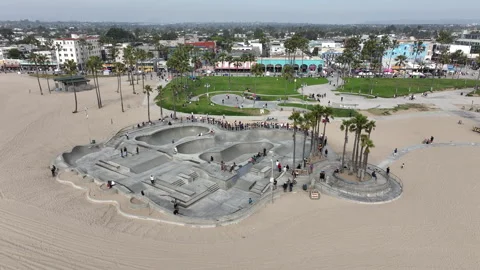 Venice Beach, CA - 4/1/2026 - Drone View of Skate Park Bowl and Cloudy Boardwalk 스톡 동영상 332676701
