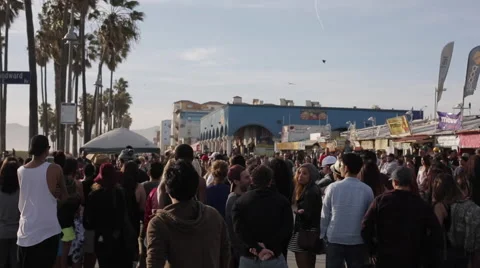Venice Beach Crowd Pan Stock Footage 50191019