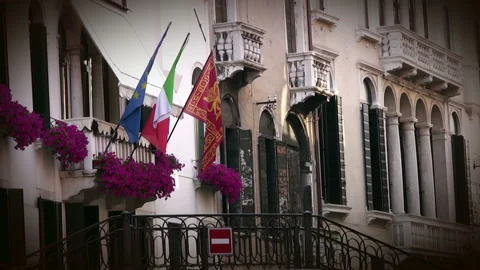 Venice building and flags 動画素材 106487377