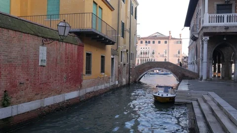 Venice canal Vídeos de archivo 77234631