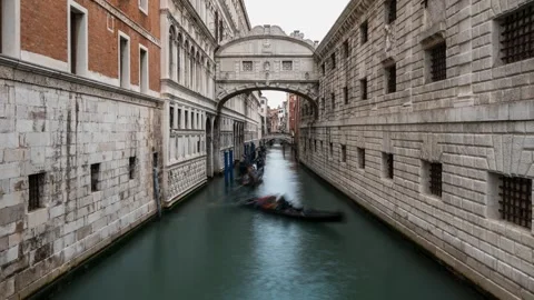Venice Canal Hyperlapse with Gondolas Moving Under Ancient Stone Bridge 库存影片 331104909