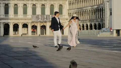 Venice. Couple On The Square. Video stock 108056413