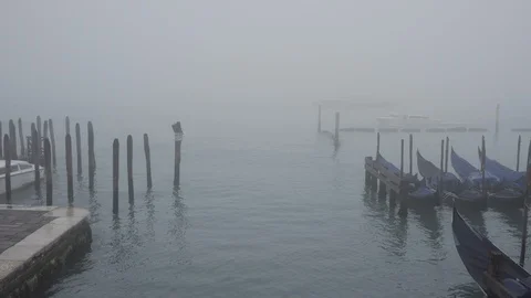 Venice Fog Gondolas 動画素材 86836636