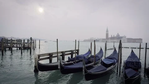 Venice Gandola sun reflection 動画素材 86848776