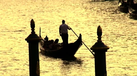 Venice gondalier at sunset 스톡 동영상 40042380