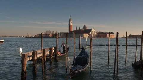 Venice Gondolas in the Lagoon - Cinematic 스톡 동영상 105262001