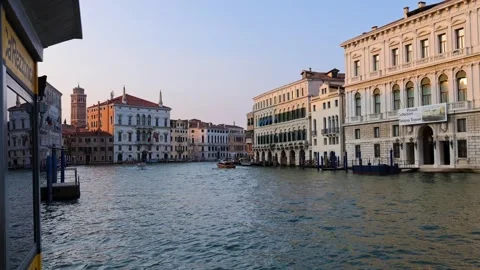 VENICE, ITALY - MAY 15, 2024 Panoramic view of the Grand Canal showing Palaz Vídeos de archivo 335261653