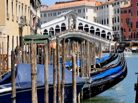 Venice Italy - Rialto Bridge over canal Stock Footage