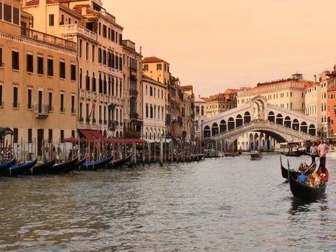 Venice Italy - Rialto Bridge over canal afternoon sunset Stock Footage