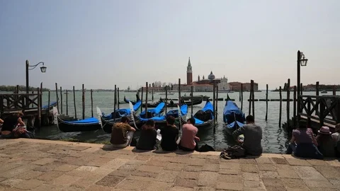 Venice lagoon and gondolas 動画素材 85233059