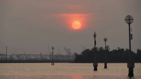 Venice lagoon at sunset in slow motion, with large red sun Stock Footage 117834844