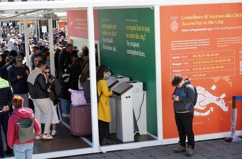 Venice launches pilot program to charge day-trippers 5-euro entry fee, Venezia,  Fotos de archivo