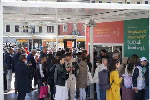 Venice launches pilot program to charge day-trippers 5-euro entry fee, Venezia,  Fotos de archivo