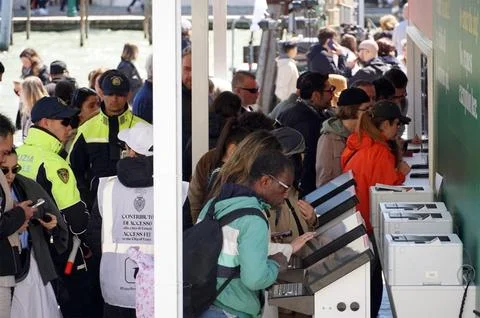 Venice launches pilot program to charge day-trippers 5-euro entry fee, Venezia,  Fotos de archivo