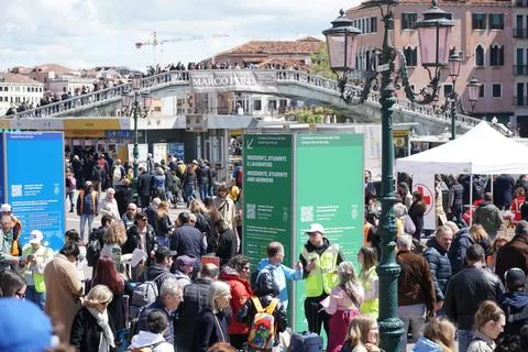 Venice launches pilot program to charge day-trippers 5-euro entry fee, Venezia,  Fotos de archivo