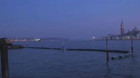 Venice by night Vídeos de archivo 77433812