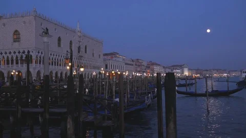 Venice by night Vídeos de archivo 77438382