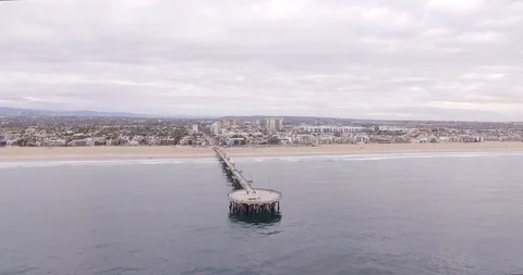 Venice pier pull Stock Footage 128759582