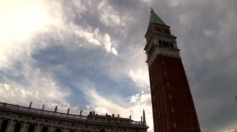 Venice St Marks Bell Tower, Tilt down &amp; pan to piazza. Видео 64990011