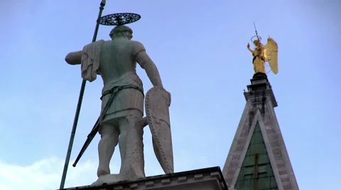 Venice, St Marks Plaza, with two statues on spires and columns Vídeo Stock 65011865
