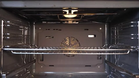 Ventilation in opened oven distributes hot air in kitchen Vídeo Stock 172191370