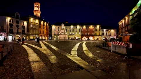 Vercelli, Piazza Cavour at night Vidéo 261724787