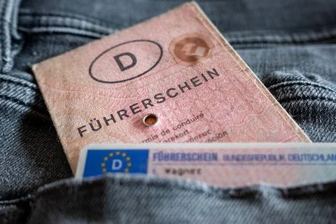  Vergleich Alter und Neuer EU-Führerschein in Jeans Tasche 25.02.24, Limbu.. Stock Photos