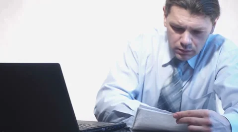 Verifies the validity of documents Vídeo Stock 35713459