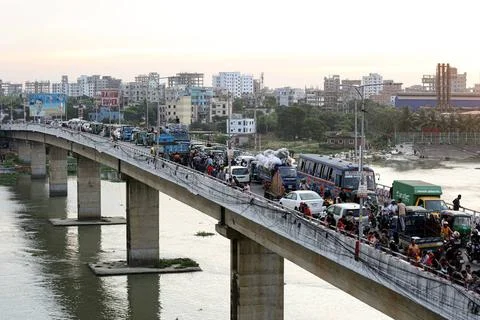  Verkehr in Schrittgeschwindigkeit in Dhaka Vehicles are trapped in a traf... Stock Photos