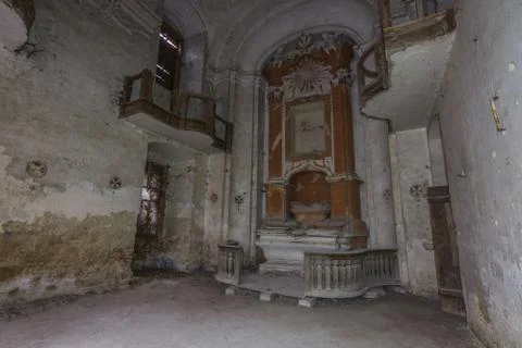Verlassene kirche mit altar Stock Photos