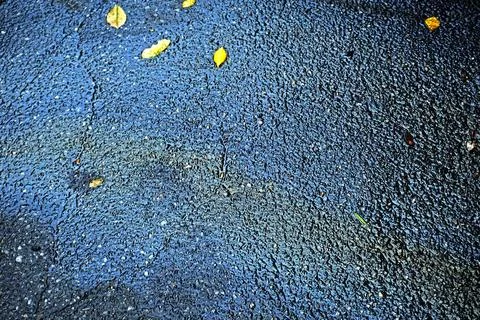 Verlust von Motoröl Blau schimmernde Ölflecken auf einer Straße *** Loss o Stock Photos