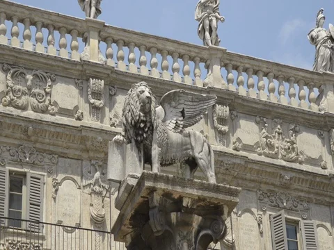 Verona – Piazza Erbe, lion's of venice statue. Stock Footage 80269953