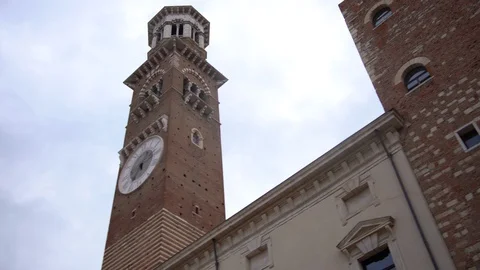 Verona, Piazza Erbe Square, "Torre dei Lamberti" Video stock 129758623