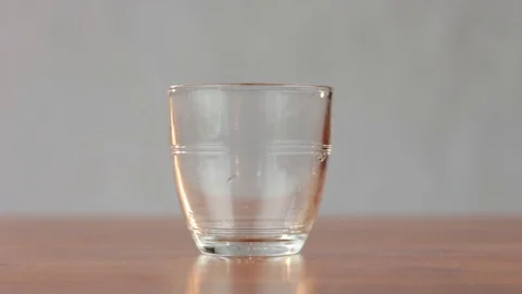 Verre d'eau remplir Video stock 88102064