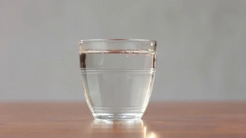 Verre d'eau remplir a l'envers Video stock 88101966