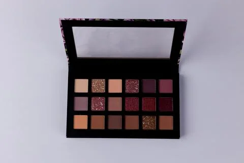 Versatile Eyeshadow Palette Featuring a Spectrum of 16 Shades for Every Occasion Foto stock