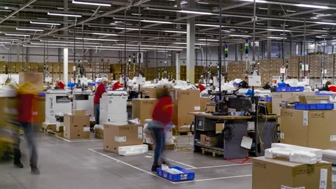 Verschachtelte Sequenz 11TImelapse of Workers and Packages Inside a Warehouse Video stock 131963661