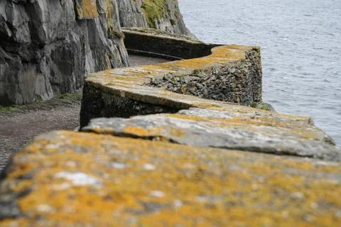 Verschlungene Pfade irische Mauer schlängelt sich an Felswand entlang Copy.. Stock Photos