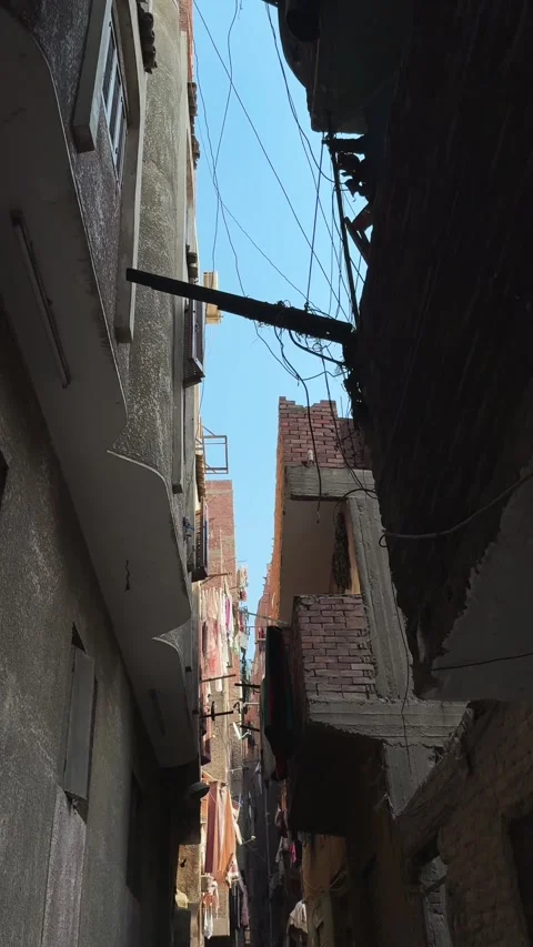 Vertica Walking and view upward between dense residential buildings in Zabbaleen Vídeo Stock 341071518