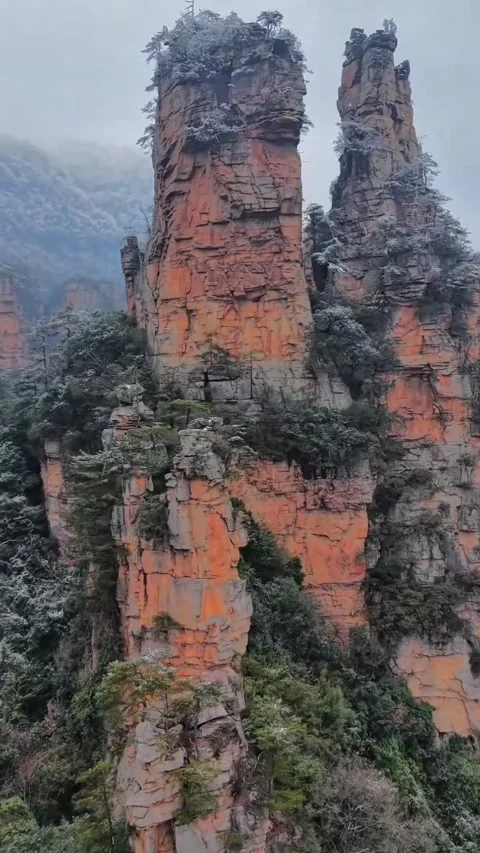Vertical 1080p Close-Up Drone Orbit of Zhangjiajie Hallelujah Mountain Pinna Видео 332047942