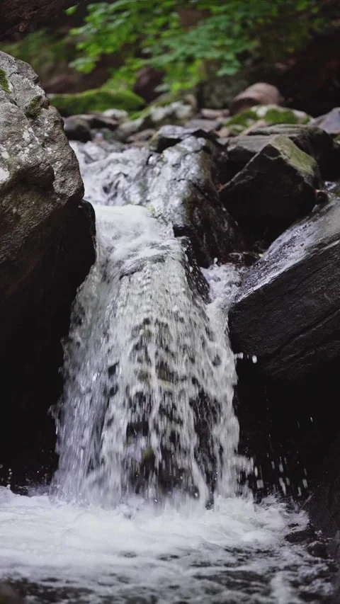 Vertical, 1080p, realtime, small waterfall Видео 265609969