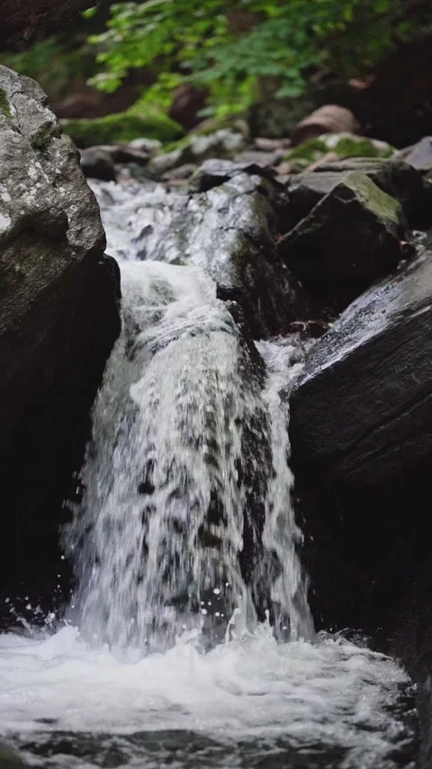 Vertical, 1080p, slow-motion, small waterfall Видео 265610032