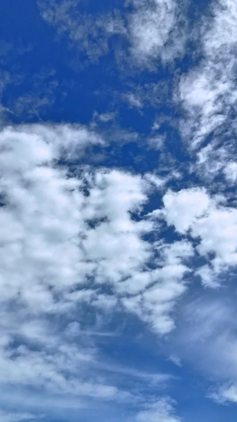 Vertical 2k aerial hyperlapse sequence capturing richly layered cloudy sky 動画素材 337788521