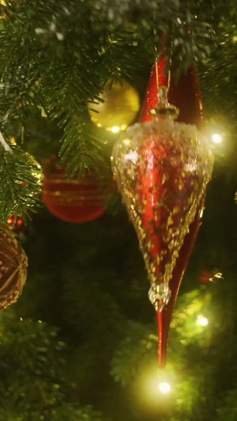 Vertical 4 clips. Red, gold and white glass decorations on a Christmas tree Stock-Footage 283280968
