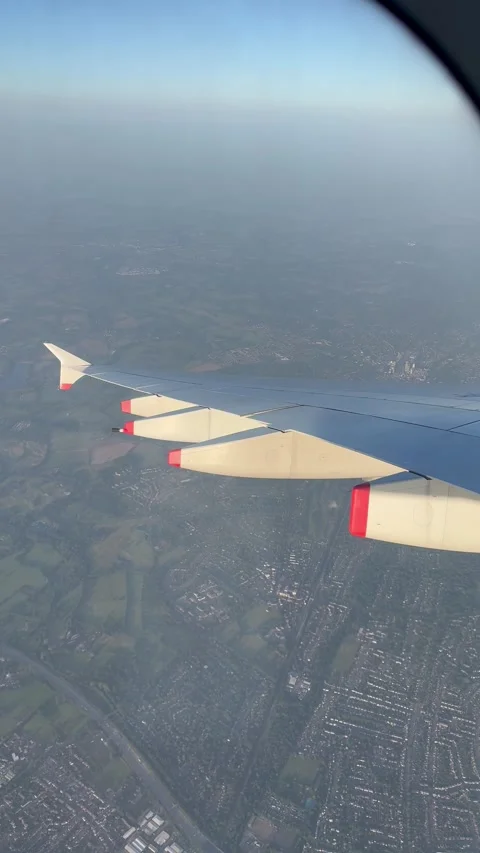Vertical 4K Airplane Window POV Of Wing Tilting During Bank Turn On Approach Vídeos de archivo 335662768