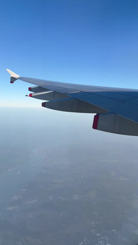 Vertical 4K Airplane Window POV Descending Over Misty London Countryside Vídeos de archivo 335662769