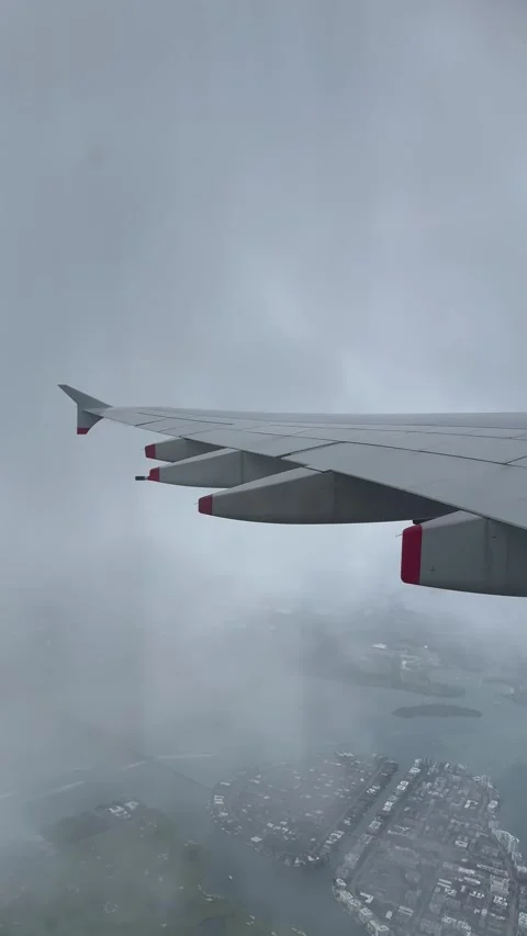 Vertical 4K Airplane Window POV Flying Over Miami Coastline And Bays Vídeos de archivo 335662979