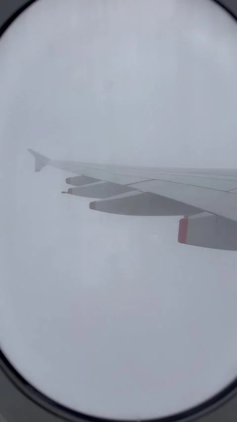 Vertical 4K Airplane Wing Flying Through Beautiful Fluffy White Clouds Vídeos de archivo 335662744